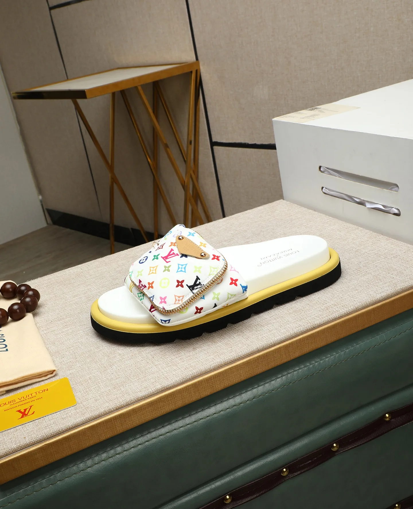 Factory price 360 ​​🐢🐢Men's shoes for couples, with drawer box [LOUIS VUITTON] Louis Vuitton, the latest LV official website printed wallet and men's and women's slippers 🔥🔥🔥 are now on the market. The drawer box is packaged with cloth bags and cards. The upper pattern looks very soft and waxy, and is a super versatile leg slimming tool. Fabric: Imported denim/down silk cotton embossed, LV hardware LOGO, official website pattern printing, lining: water-dyed sheepskin down filling, comfortable to wear, feet: high-elastic PU water platform. Sole: foam sole, heel height: about 5cm. Code number 36-44, (35 45 customized)
